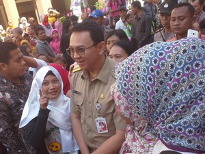 Ahok Laris Diajak Selfi Ibu-ibu Rusun Pulogebang
