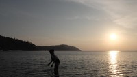 Traveler yang sedang liburan ke Ambon, pokoknya jangan lupa mampir ke Desa Eri. Sunset yang terlihat di sana, adalah penutup hari yang spesial sekaligus mampu mencuri hati Anda (Afif/detikTravel)