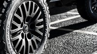 Untuk kaki-kaki mobil menggunakan pelek satin hitam berukuran 16 inci, serta ban berukuran 235/85R16 semakin memberikan kesan gahar di bagian eksterior. (Foto: Project Kahn).