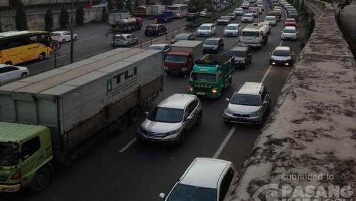 Tol Arah Cikampek Padat, Polisi Berlakukan Sistem Buka Tutup