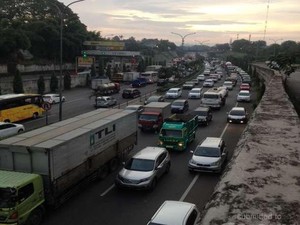 Pengunjung Rest Area KM 19 Membeludak Perparah Macet Tol Jakarta-Cikampek