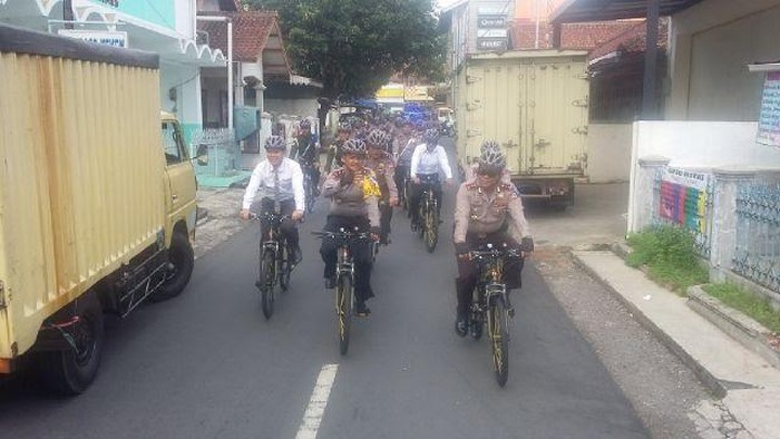 Polisi Ciamis Bersepeda Sterilisasi Gereja