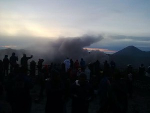 Bromo Berkabut Pagi Ini, Wisatawan Penuhi Bukit Penanjakan