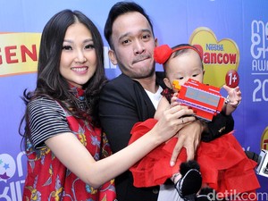 Wenda dan Ruben Rayakan Ulang Tahun Pertama Thalia di Panti Asuhan