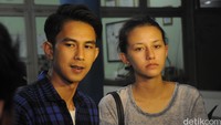 Sambil menahan air matanya, Dahlia meminta doa agar semuanya berjalan lancar. Pool/Ismail/detikFoto.