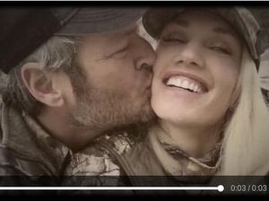 Blake Shelton Tertangkap Kamera Lihat Bokong Gwen Stefani?