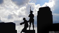 Tugu Tani atau Patung Pahlawan, yang berwujud pejuang kemerdekaan Indonesia yang siap melawan penjajah Belanda untuk membebaskan negaranya, bersama ibunya yang mendukung -- adalah bukti hubungan kuat Jakarta dengan Moskow saat itu. Ari Saputra/detikcom