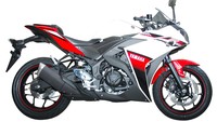 Yamaha R25 warna merah. Banderol Yamaha YZF-R25 ABS warna baru ini masih sama yakni Rp 59.000.000 on the road Jakarta. (Istimewa/Yamaha Indonesia).