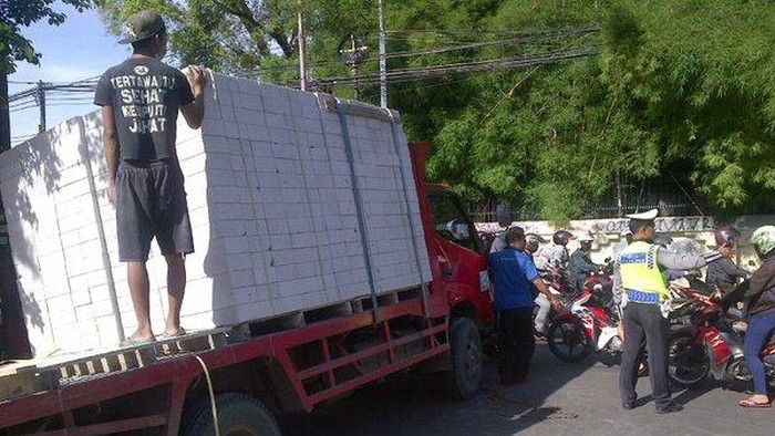 Ada Truk Terperosok, Tol Cikarang Timur Arah Cikampek Macet 4 Kilometer