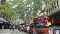 Queen Street Mall adalah kawasan pedestrian dengan aneka pertokoan asyik di kanan kirinya. Queen Street adalah jantung Kota Brisbane (Fitraya/detikTravel)