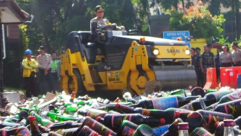 Prang! Ribuan Botol Miras ini Hancur Dilindas Mesin di 