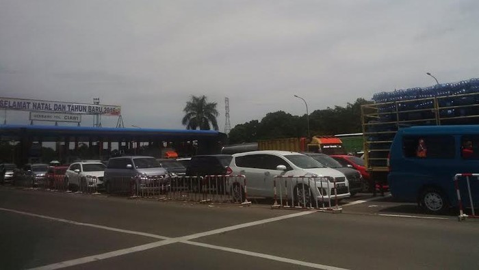 Mungkin Sebaiknya Hindari Arah ke Puncak, Macet Tak Gerak Hingga 13 Km