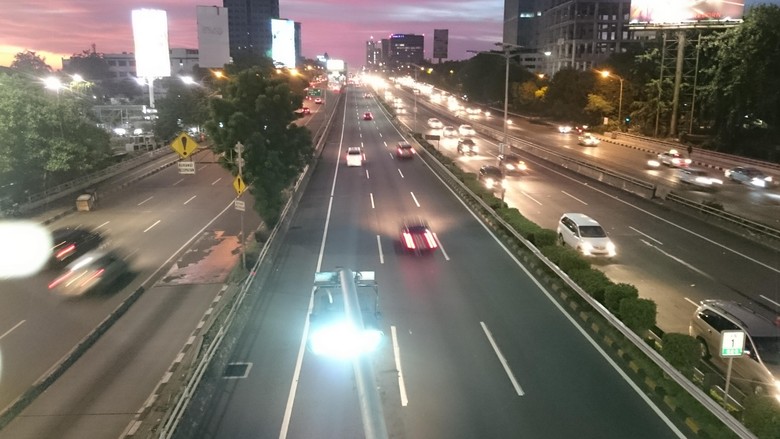 Lalu Lintas Dalam Kota Lancar, Jakarta Lengang
