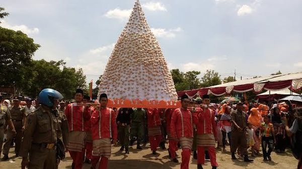 5.000 Layah dan Rebutan Tumpeng Onde-onde Raksasa 