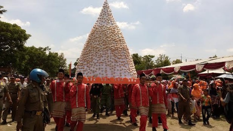 5.000 Layah dan Rebutan Tumpeng Onde-onde Raksasa 5.000 Layah dan Rebutan Tumpeng Onde-onde Raksasa