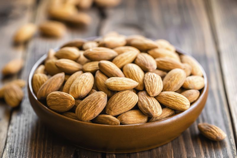 Semangkuk kacang almond.