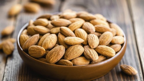 Semangkuk kacang almond.