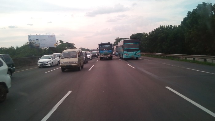 Terjebak Macet di Tol Cikampek, Oleh-oleh Malah Ikut Dimakan
