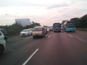 Cikampek Macet Parah, Polisi Berlakukan Contra Flow di KM 35