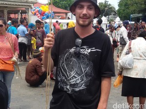 Ribuan Orang Berebut Gunungan Maulid Nabi di Yogya, Termasuk Bule Satu ini