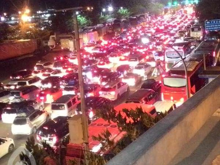 Lalu Lintas di Pintu Masuk Pelabuhan Merak Macet Total