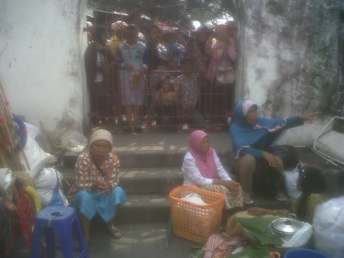 Tradisi Maulid Nabi, Ribuan Warga Sesaki Masjid Gede Yogya