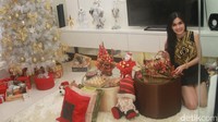 Sandra Dewi terlihat sangat sumringah jelang Natal. Pool/Gusmun/detikFoto.