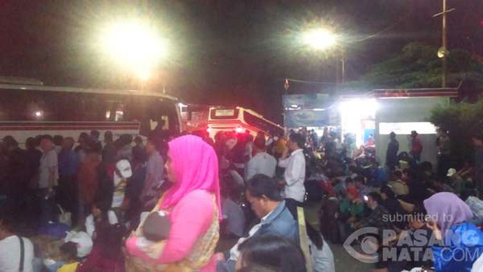 Mirip Mudik Lebaran, Calon Penumpang Menumpuk di Pool Bus dan Terminal