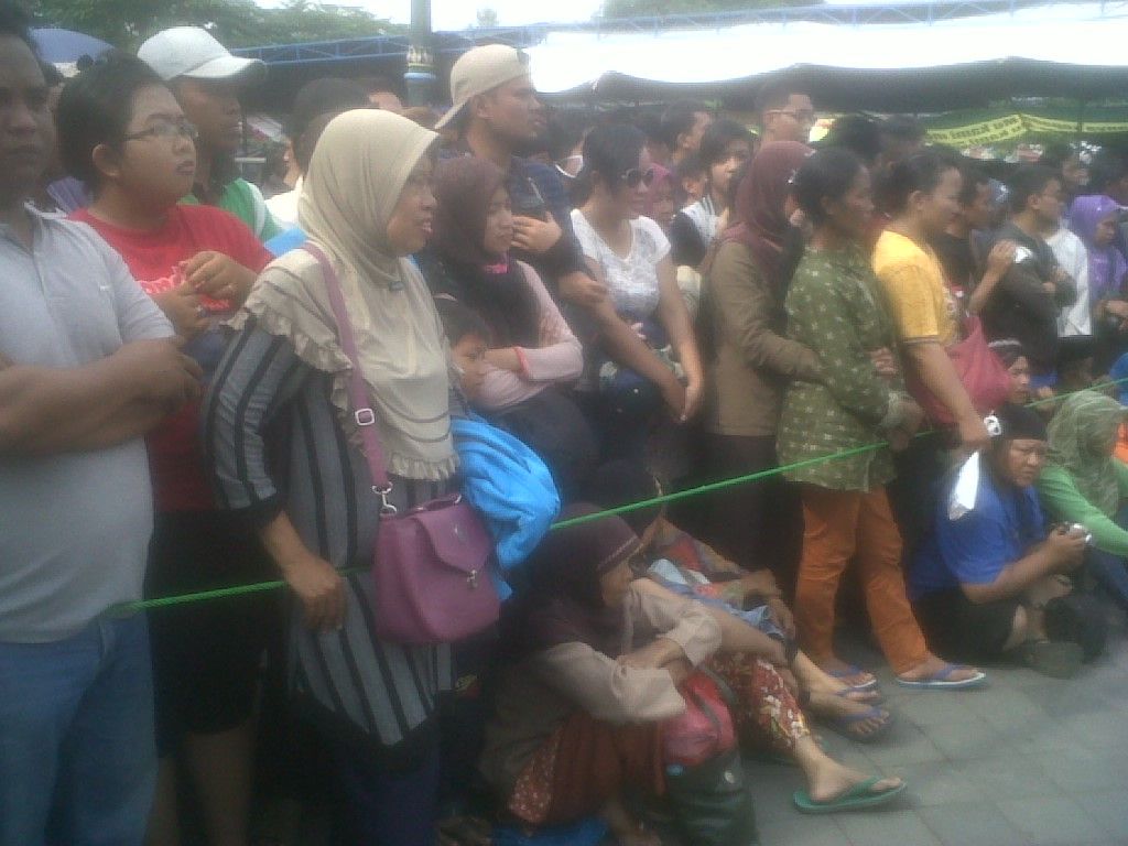 Tradisi Maulid Nabi, Ribuan Warga Sesaki Masjid Gede Yogya