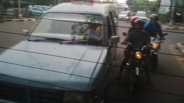 Aduh, Banyak Angkot Ngetem Bikin Daerah Cililitan Macet Sore Ini
