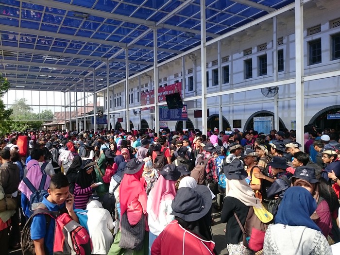 Libur Panjang dan Cerita Mereka yang Juara Berebut Tiket KA