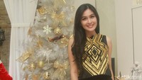 Mengusung tema Winter of The Wonderland, Sandra Dewi mendekorasi rumahnya dengan nuansa serba putih yang elegan. Pool/Gusmun/detikFoto.