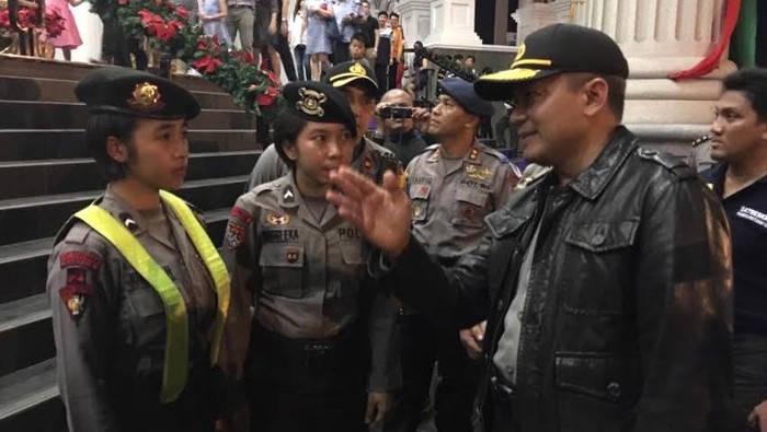 Cek Pengamanan di Gereja, Kapolda Kalbar Minta Polwan Simpatik ke Jemaat