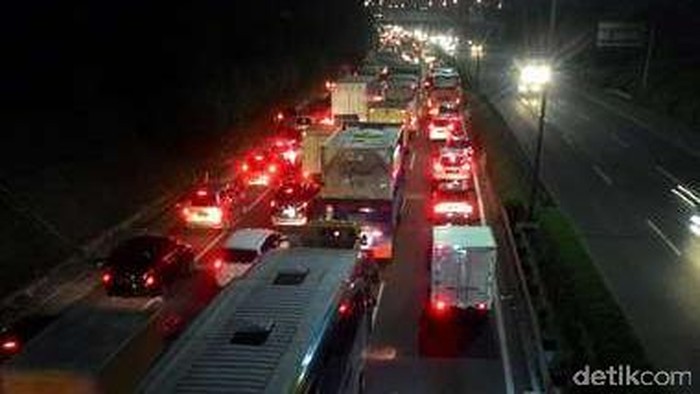 Tol JORR Arah ke Tol Jagorawi dan Tol Cikampek Macet