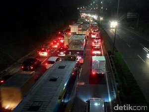 Masih Lanjut, Begini Penampakan Macet di Tol JORR Arah Cikunir