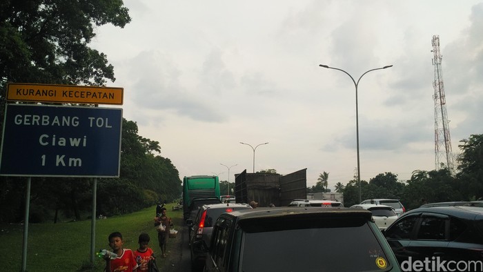 Meski Sudah 1 Arah, Lalin dari Ciawi ke Puncak Masih Macet