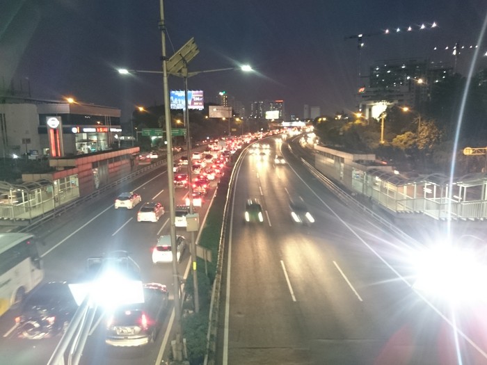Masih Macet, Begini Kepadatan Kendaraan di Tol Cawang Malam ini