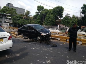 Rem Blong, Honda City Tabrak Separator Busway Imigrasi Mampang