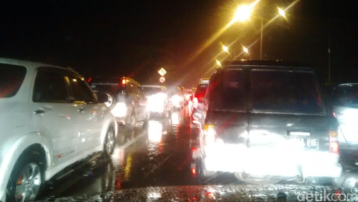 Jelang Malam Tahun Baru, Lalin di Tebet Mulai Macet