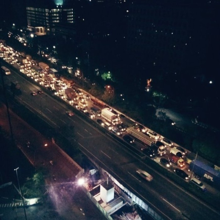 Banyak Mobil Parkir di Bahu Jalan, Tol Cikampek Masih Padat Hingga Dini Hari