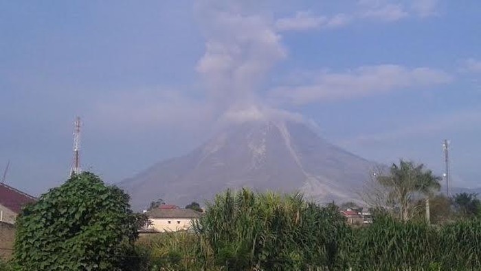 Gunung Sinabung 19 kali Guguran, Wisatawan Diimbau Tak Mendekat