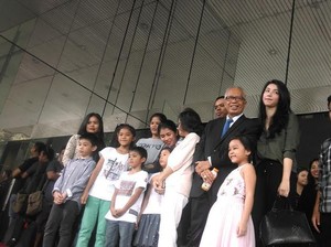 OC Kaligis Dapat Hadiah Natal Sandal Jepit Dibungkus Tas Gucci dari Velove