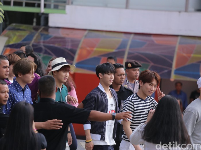 Nggak Bisa Kalem karena Sedekat Ini dengan BTOB di Funland!