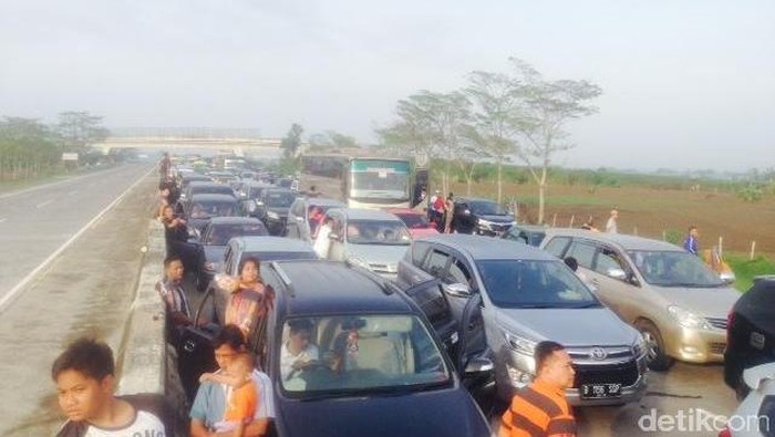 Antre 2 Jam untuk Keluar Pintu Tol Pejagan