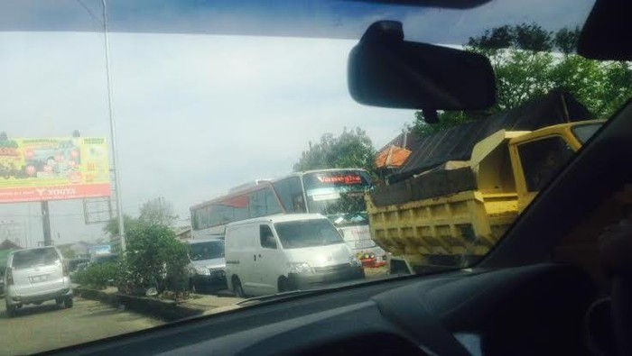 Ada Pekerjaan Jalan, Lalu Lintas Brebes-Tegal Merayap