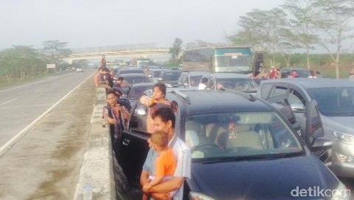 Lalu Lintas di Tol Pejagan Mulai Bergerak setelah 4 Jam Stagnan