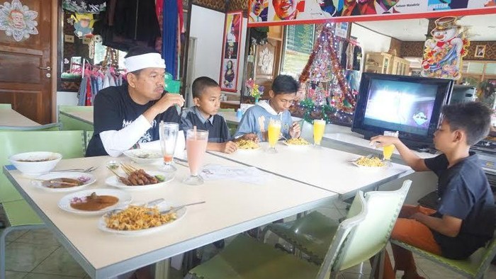 Bupati Dedi Tegur ABG Naik Motor Bertiga dan Tak Berhelm di Situ Wanayasa