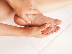 Kulit Telapak Kaki Sering Kering Sampai Berdarah, Bagaimana Solusinya Dok?