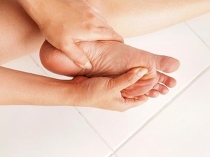 Kulit Telapak Kaki Sering Kering Sampai Berdarah, Bagaimana Solusinya Dok?