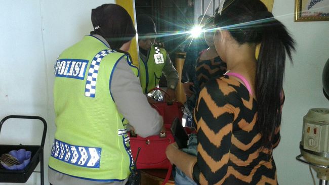 Polisi Temukan Pasangan Mesum Saat Sidak ke Sebuah Salon 